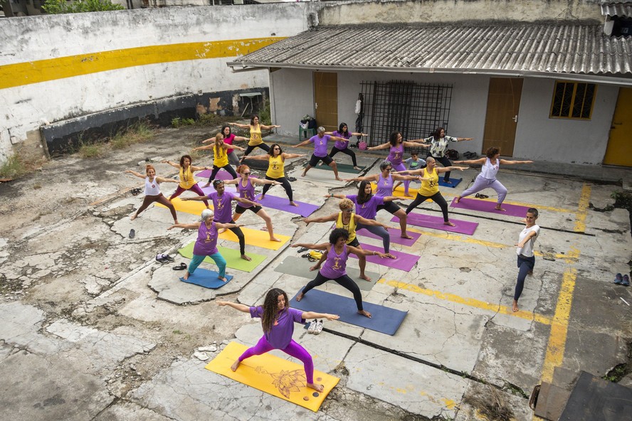 Saúde mental: mulheres da Maré no espaço que abrigará a nova sede do Instituo Yoga na Maré