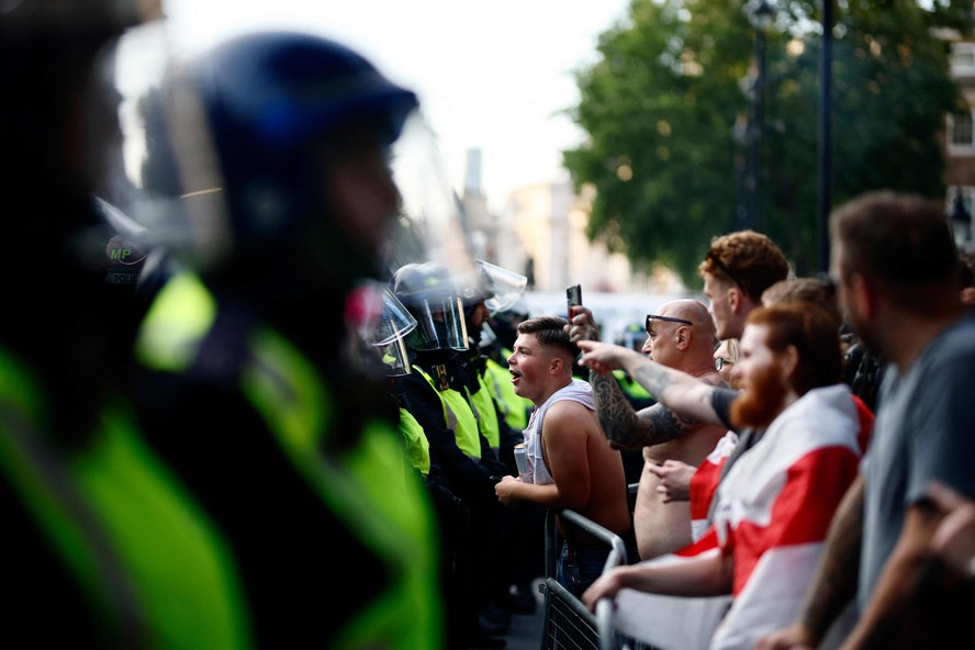 Manifestantes fazem protesto na região central de Londres, após ataque que deixou três crianças mortas em Southport