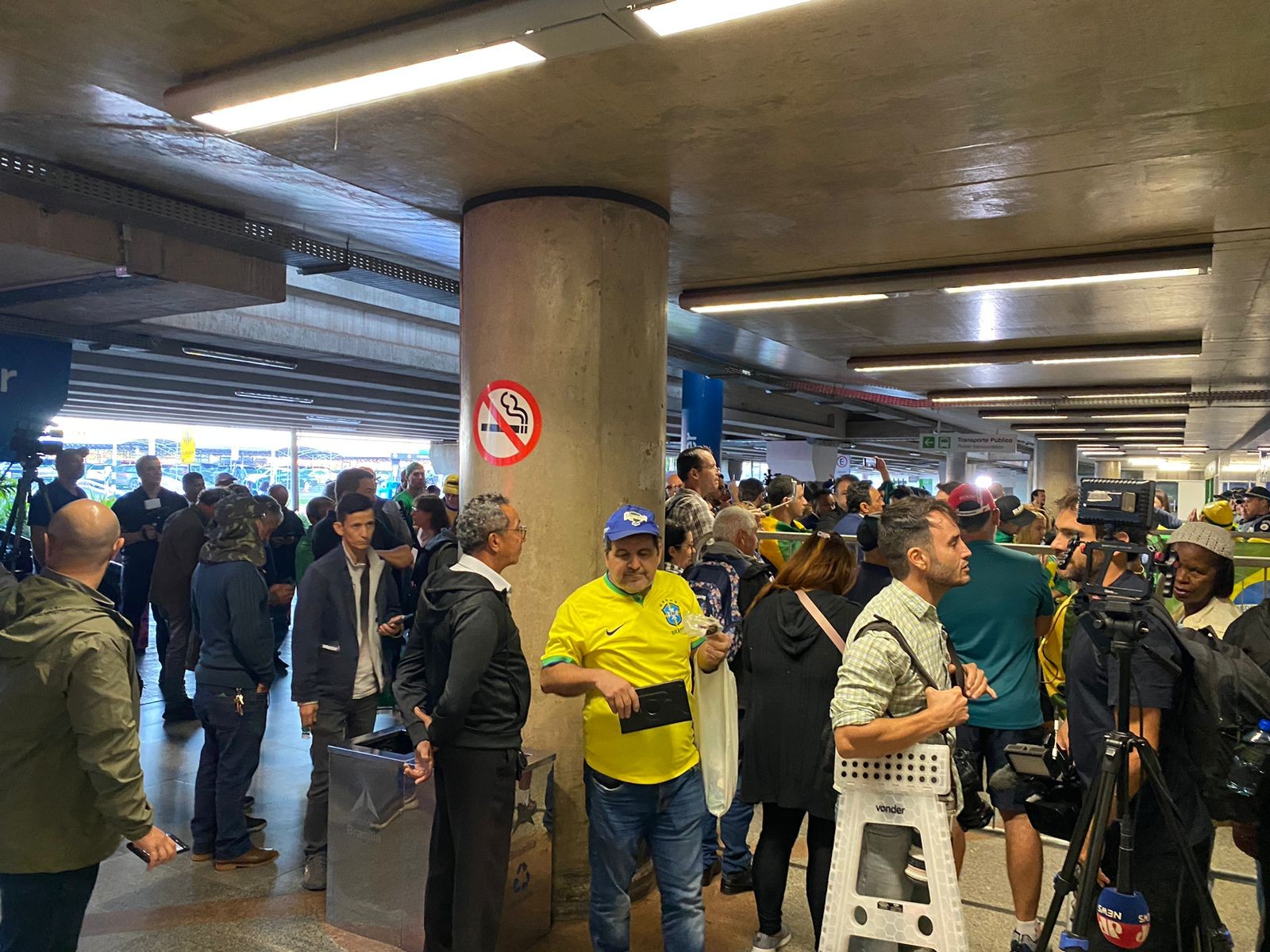 Apoiadores aguardam Bolsonaro no saguão do aeroporto de Brasília — Foto: Alice Cravo/ O Globo