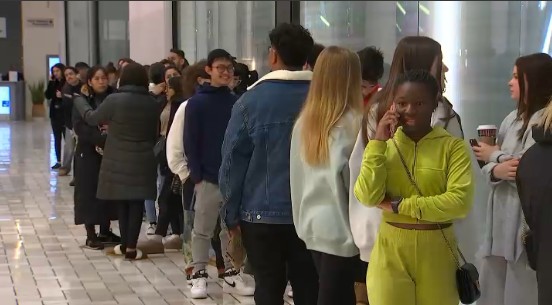 Fila da Zara no shopping Tysons, em Virginia (EUA) — Foto: Reprodução/Twitter