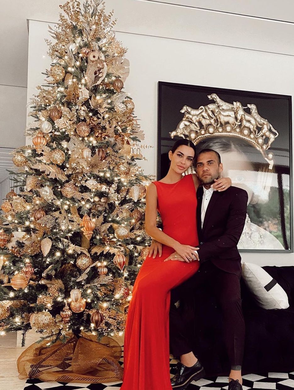 Daniel Alves e sua esposa, Joana Sanz, em sua mansão em Barcelona — Foto: Reprodução/Instagram