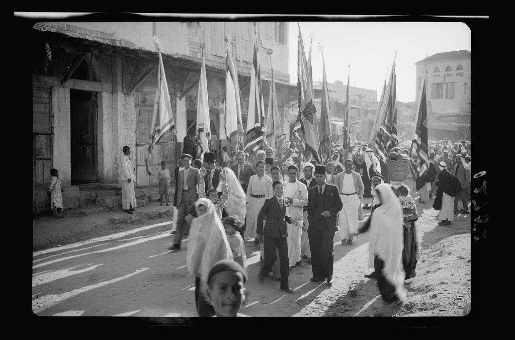 Celebrações muçulmanas [ou seja, muçulmanas] em Mejdal (Santuário de Wady Nemill e Sey'd Hussein em Ascalon) e em Gaza (el Muntar) em 20, 21 e 22 de abril de 1943. Procissão para Seyid Hussein saindo de Mejdal em Ap. 21, '43 — Foto: Matson (G. Eric and Edith) Photograph Collection/Library of Congress