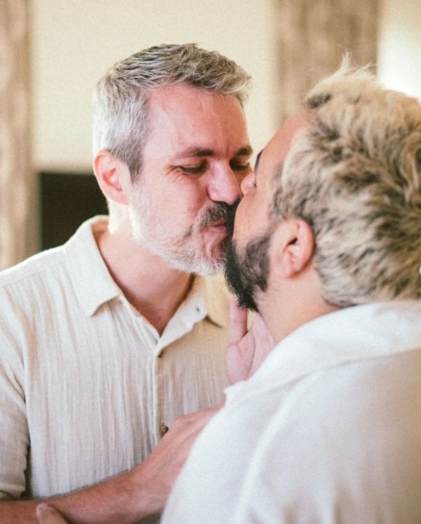 Luis Lobianco e o marido se beijam durante casamento em janeiro  — Foto: Alexandre Woloch/Reprodução Instagram Luis Lobianco