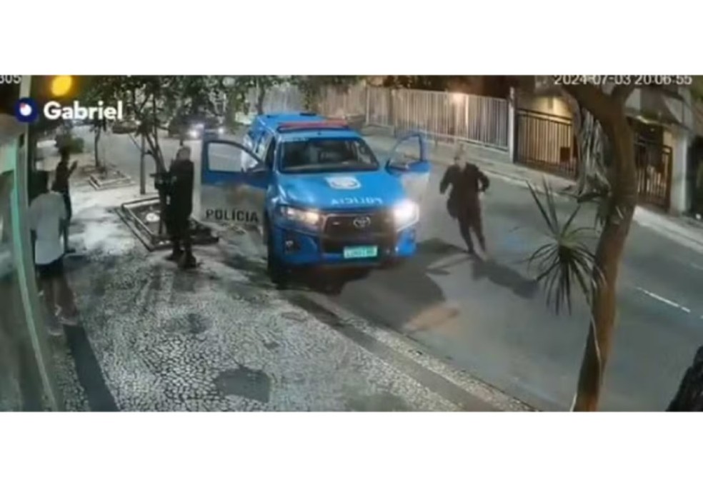 Abordagem da PM a adolescente em Ipanema foi gravada por câmeras de segurança — Foto: Reprodução