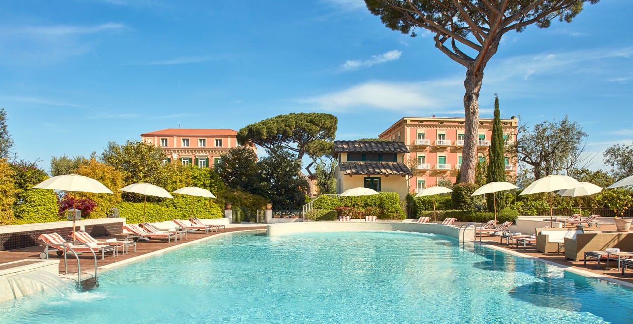 Piscina de hotel onde Giovanna Lancellotti ficou hospedada em Sorrento — Foto: Reprodução