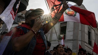 Tensão política e denúncias de corrupção envolvendo o presidente levaram manifestantes às ruas de Lima em novembro.  — Foto: Ernesto BENAVIDES / AFP