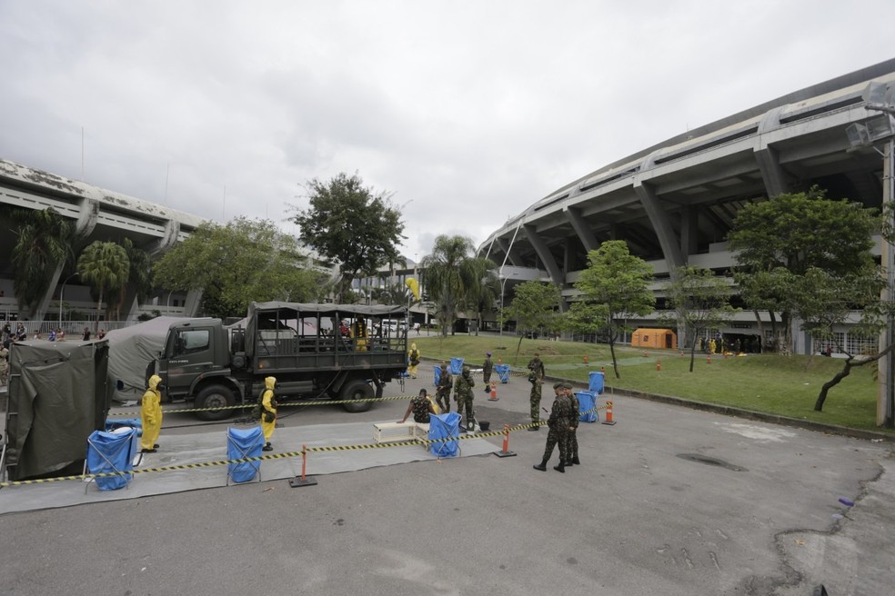 Militares dos Exércitos do Brasil e dos EUA fazem exercício no Maracanã — Foto: Domingos Peixoto / Agência O Globo