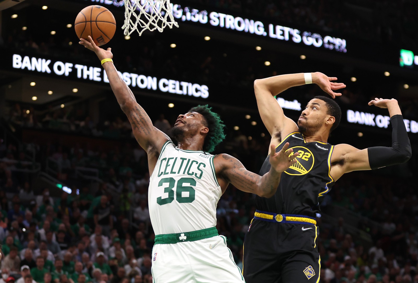 Marcus Smart, do Boston Celtics, investe para a cesta contra Otto Porter Jr., do Golden State Warriors, no segundo quarto durante o jogo três das finais da NBA de 2022, no TD Garden, em 8 de junho, em Boston, Massachusetts.  — Foto: Maddie Meyer/Getty Images/AFP