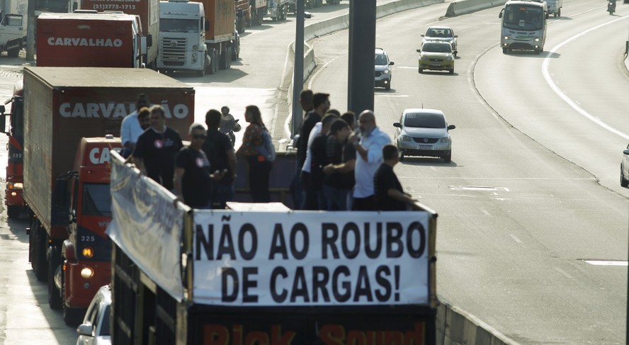 Caminhões em manifestação contra roubo de cargas no Rio