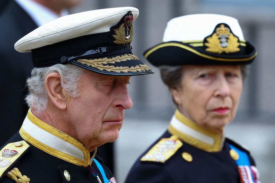 Rei Charles III observado por sua irmã, a princesa Anne — Foto: HANNAH MCKAY/AFP