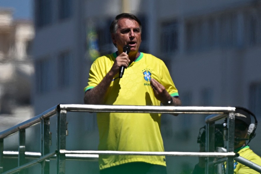 Bolsonaro discursa na Praia de Copacabana