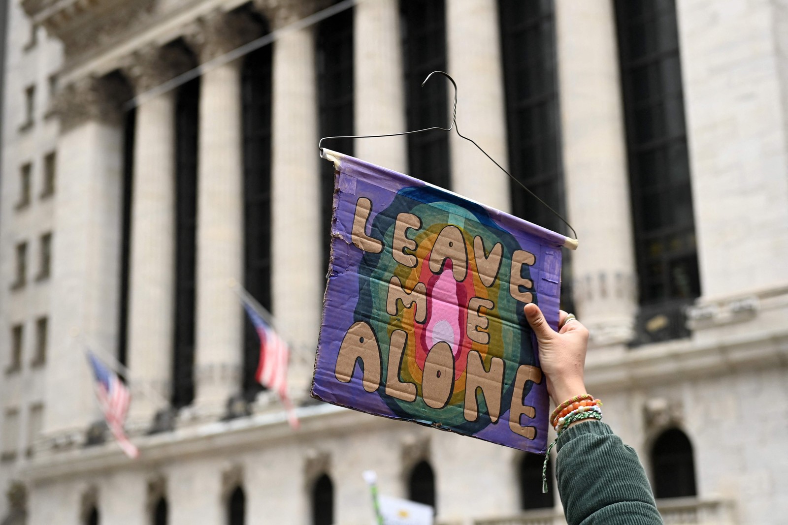 Marcha anual das mulheres em Nova Iorque leva pra rua como pauta a decisão Roe vs Wade, revogada recentemente pela Suprema Corte — Foto: Andrea Renault/AFP