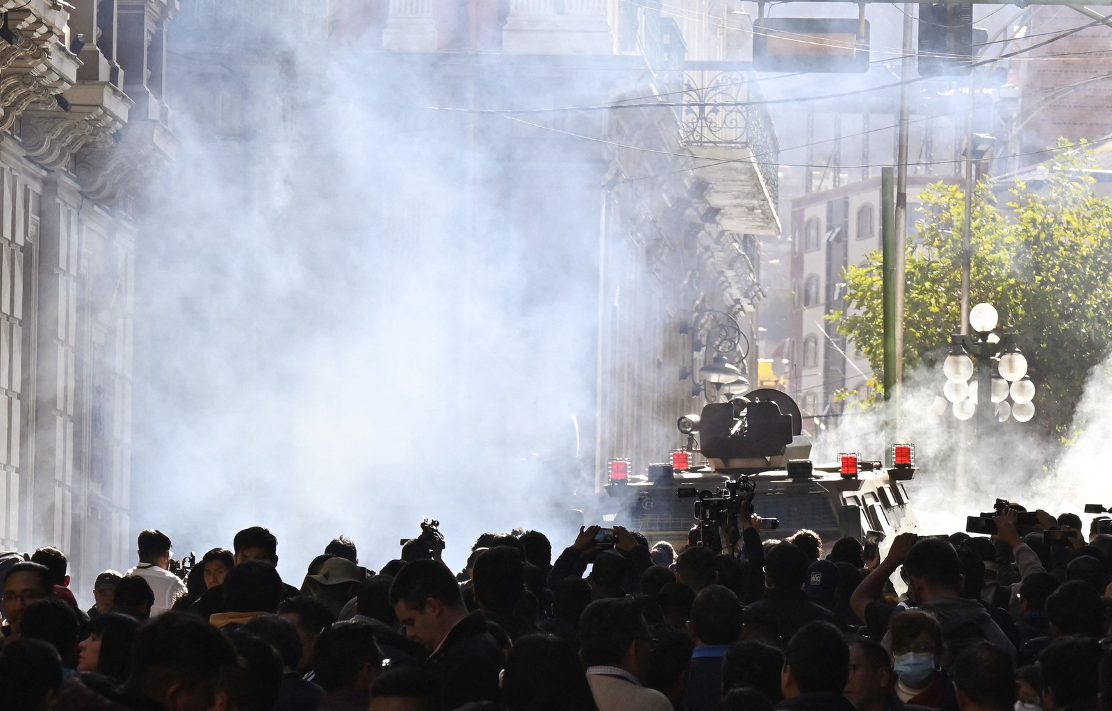 Tropas militares fazem disparos de bombas de gás contra a multidão perto do palácio presidencial em La Paz — Foto: AIZAR RALDES / AFP