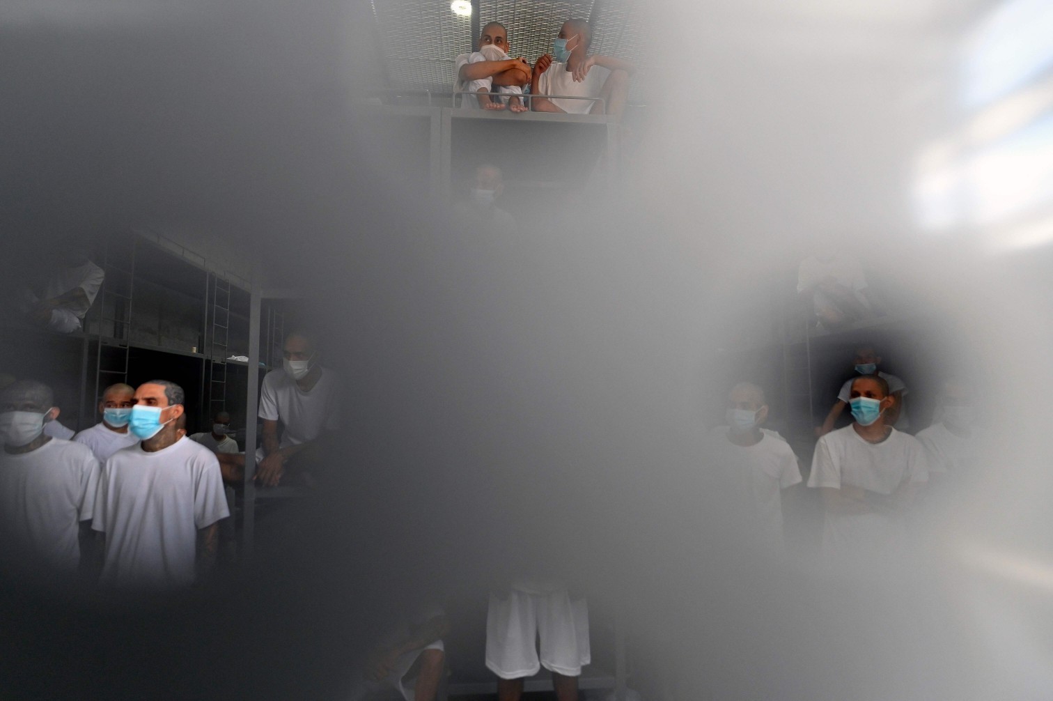 Detentos no maior centro penitenciário da América, situado em El Salvador — Foto: Marvin RECINOS / AFP