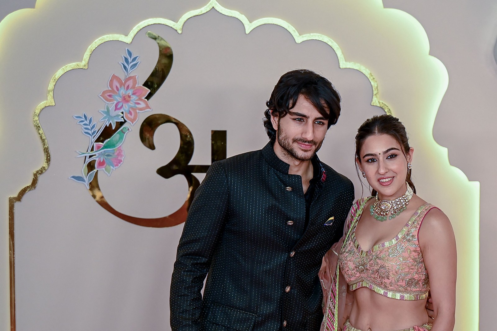 Sara Ali Khan e seu irmão, Ibrahim Ali Khan, chegaram para megacasamento na Índia — Foto: AFP