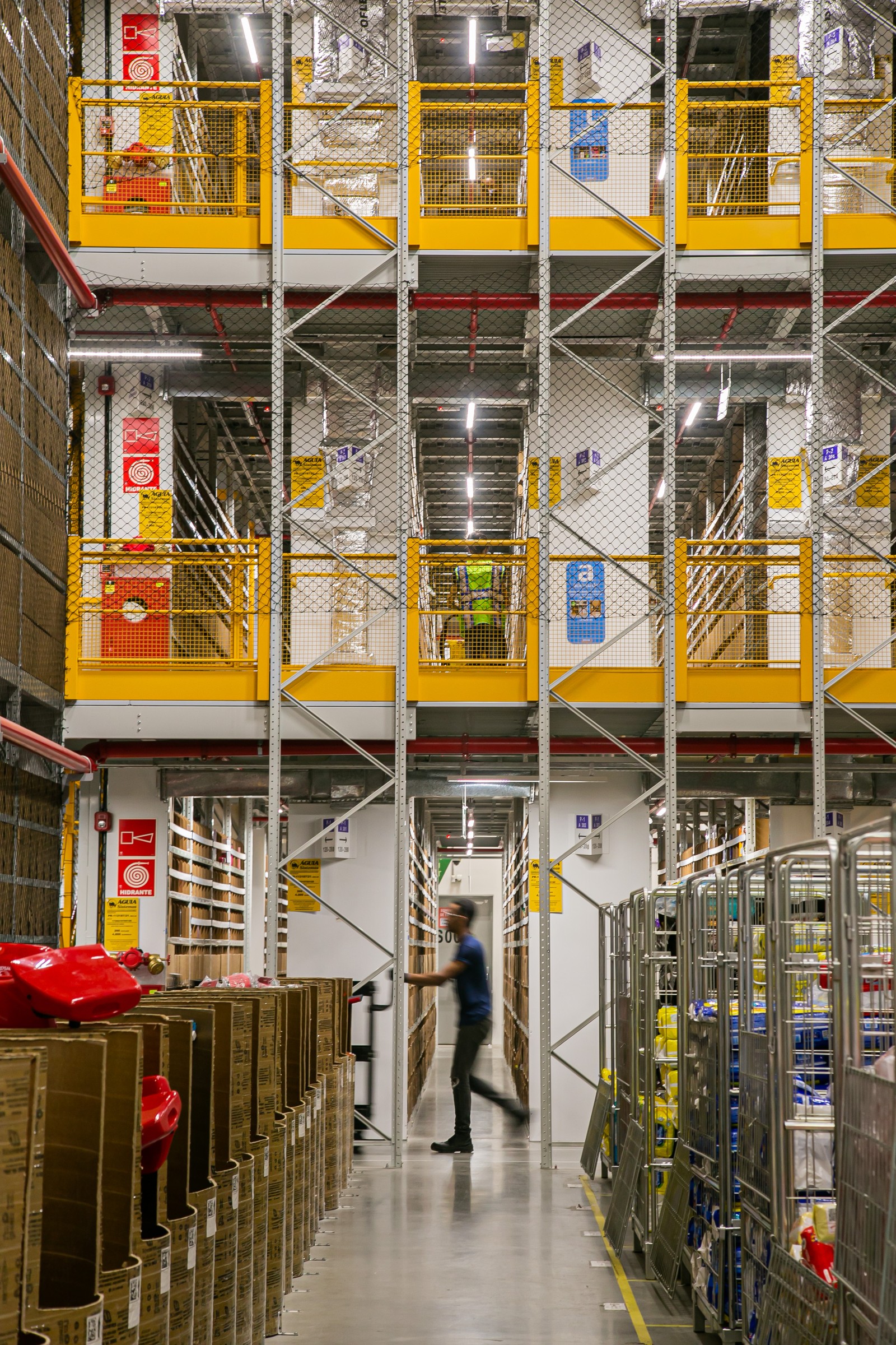 Funcionário trabalha em Centro de Distribuição da Amazon, no Rio de Janeiro — Foto: Rebecca Maria / Agência O Globo