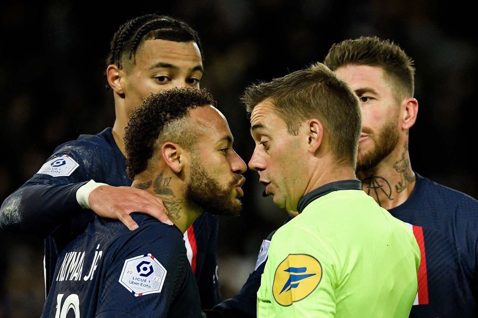 Neymar leva cartão vermelho em primeira partida do Paris Saint-German (PSG) depois da Copa do Mundo — Foto: JULIEN DE ROSA/AFP