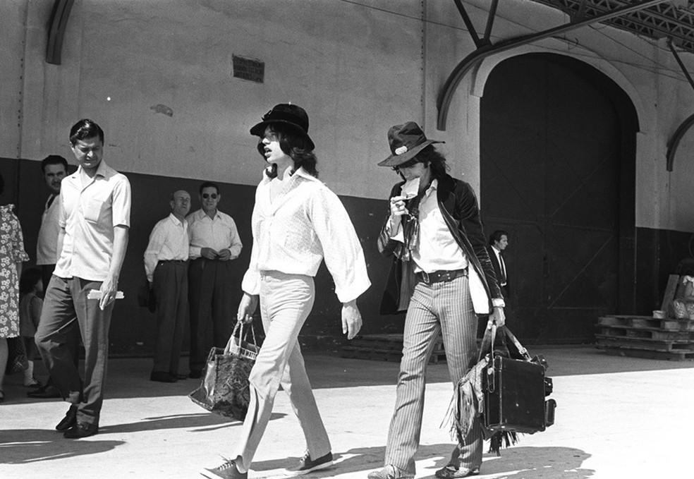 Mick Jagger e Keith Richards, os parceiros de sucesso e de discórdia nos Rolling Stones, em 1968, desembarcando no porto do Rio de Janeiro — Foto: Agência O Globo