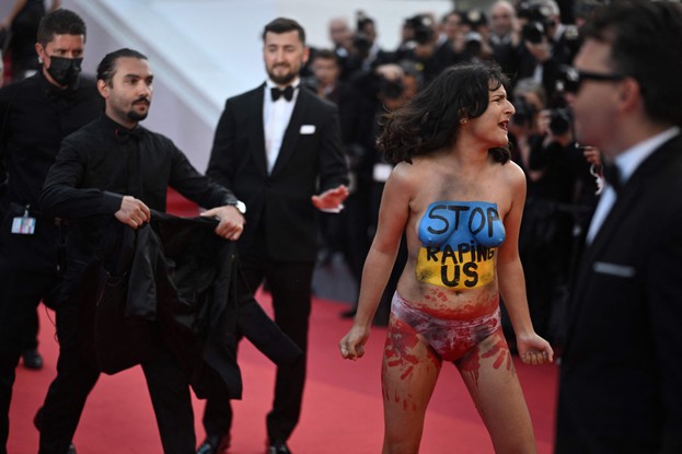 Mulher protesta em tapete vermelho do Festival de Cannes