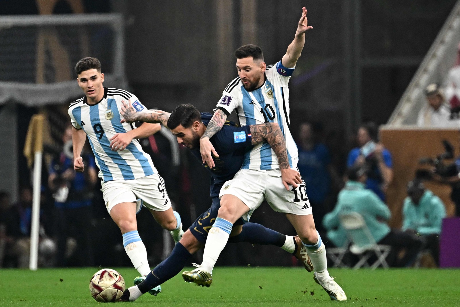 Hernandez luta pela bola com o atacante argentino Lionel Messi — Foto: Anne-Christine POUJOULAT / AFP