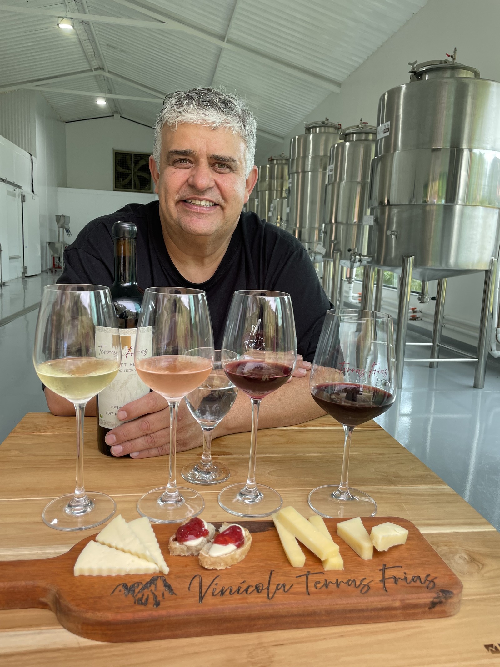 André Guedes: reconhecido como especialista em queijos e frios agora também produz vinhos em Nova Friburgo — Foto: Divulgação/Terras Frias