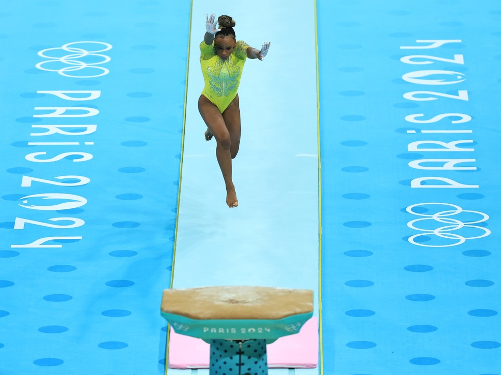 Rebeca Andrade durante sua execução no salto — Foto: COB