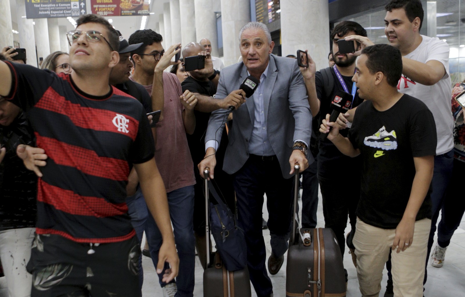 Desembarque de Tite no Rio de Janeiro em meio a negociações para ser técnico do Flamengo — Foto: Alexandre Cassiano/Agência O Globo