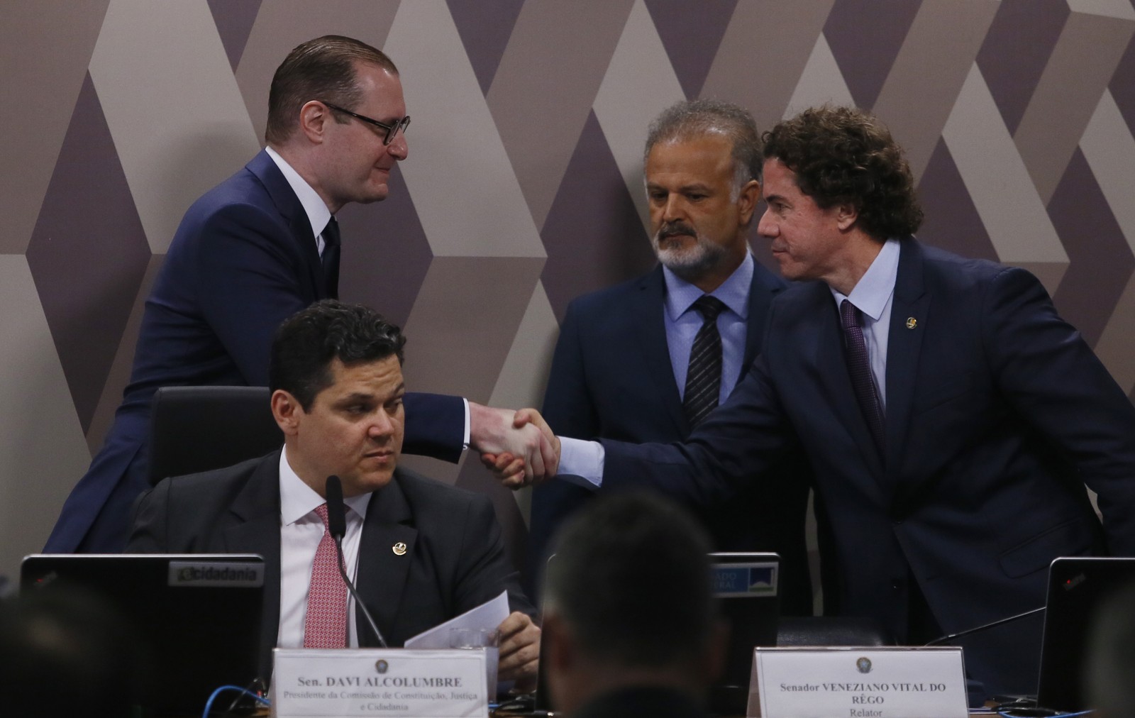 Cristiano Zanin, durante sabatina no Senado Federa, cumprimenta o senador Veneziano Vital do Rego. Ao lado o senador Davi Alcolumbre. — Foto: Cristiano Mariz / Agência O Globo