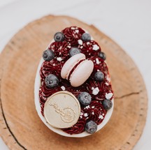 A Adocica, Meu Amor (97105-8934) tem o Ovo Pavlova: casca de chocolate branco, suspiros, brigadeiro de frutas vermelhas, mirtilos e macaron. R$ 72 — Foto: Divulgação/Jennifer Agra-Agra Fotografia