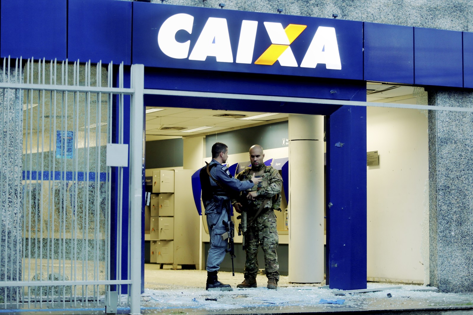 Polícia frustrou tentativa de assalto a agência da Caixa Econômica Federal. Nove foram presos. — Foto: Fabiano Rocha / Agência O Globo