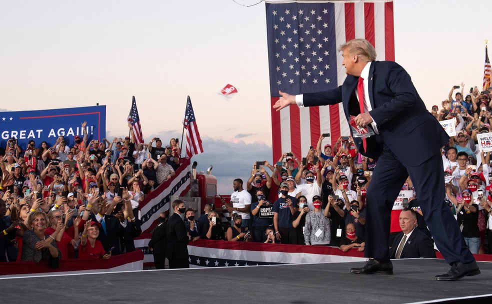 Em retomada da campanha após se curar da Covid-19, Donald Trump joga máscaras para apoiadores durante comício em Sanford, na FlóridaAFP - 12/10/2020 — Foto: AFP/AFP