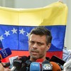 O líder de oposição na Venezuela Leopoldo López em entrevista à imprensa em maio de 2019 diante da Embaixada da Espanha, onde buscou asilo na ocasião após seis anos na cadeia como preso político - Juan Barreto/AFP