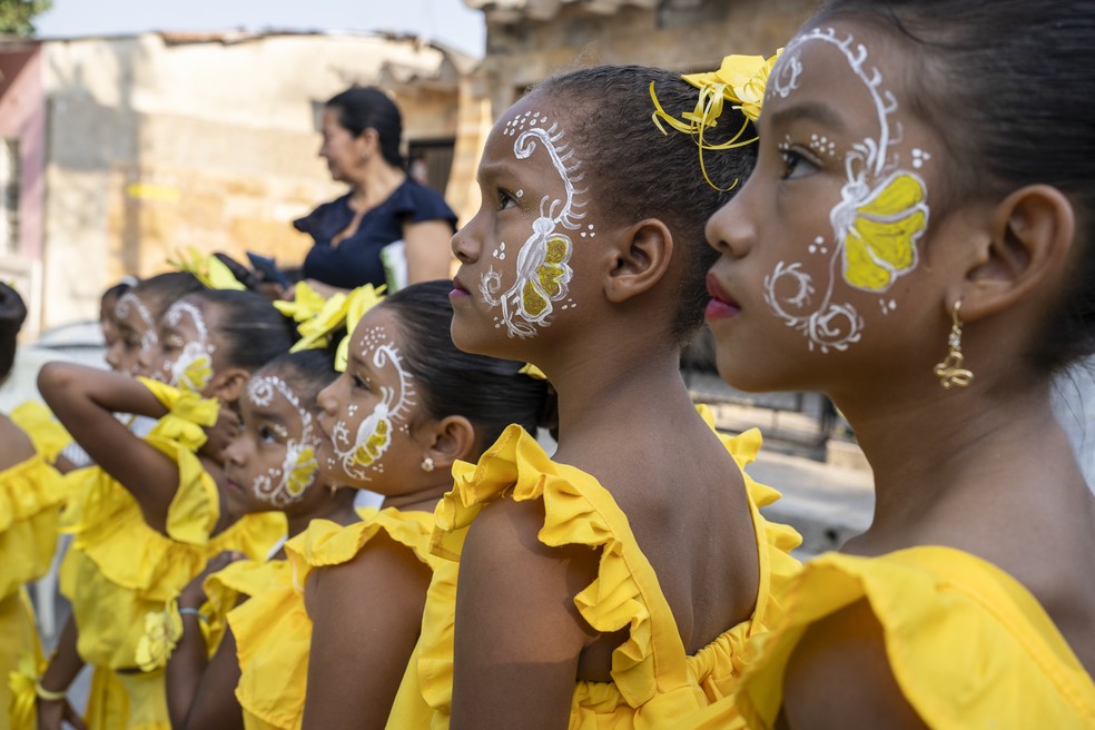 Meninas e borboletas amarelas: referência à sua literatura na sua terra natal — Foto: Nathalia Angarita/The New York Times