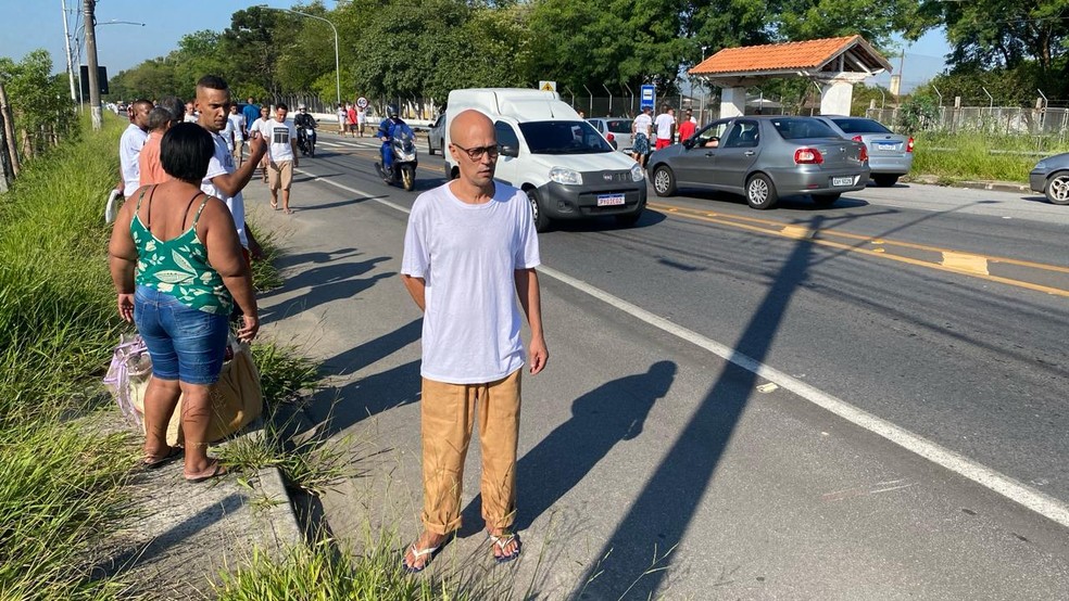 Camilo Gonçalves, de 42 anos, deixou Tremembé com uniforme de preso e chinelos por não possuir outra muda de roupa — Foto: Ullisses Campbell