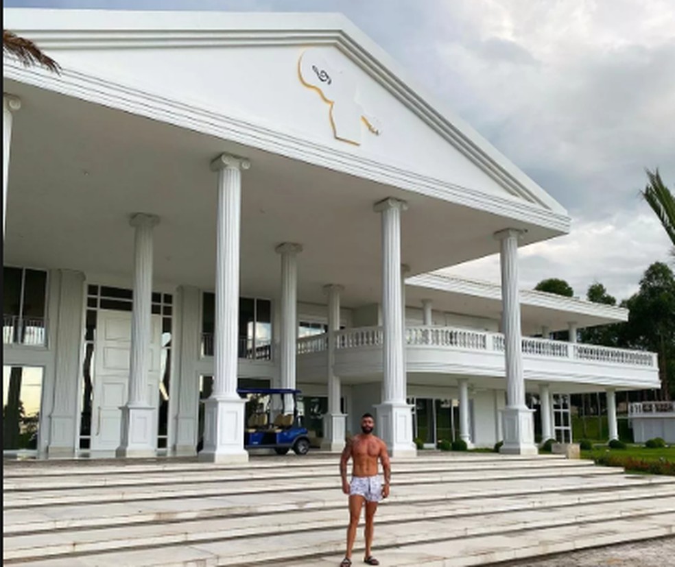 Gustavvo Lima em frente de sua mansão — Foto: Reprodução