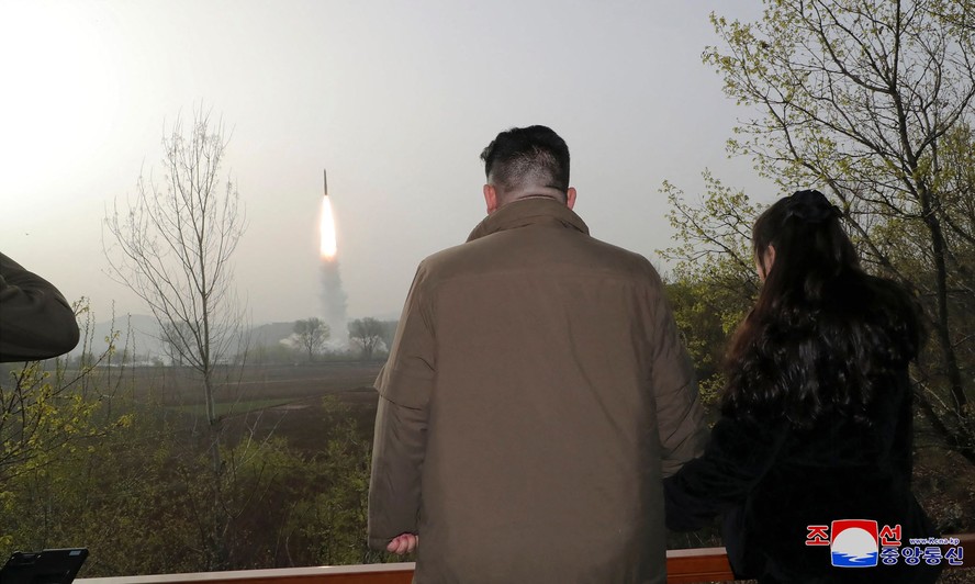 O líder da Coreia do Norte assiste ao lançamento de míssil balístico intercontinental de combustível sólido, ao lado da filha, Ju Ae.