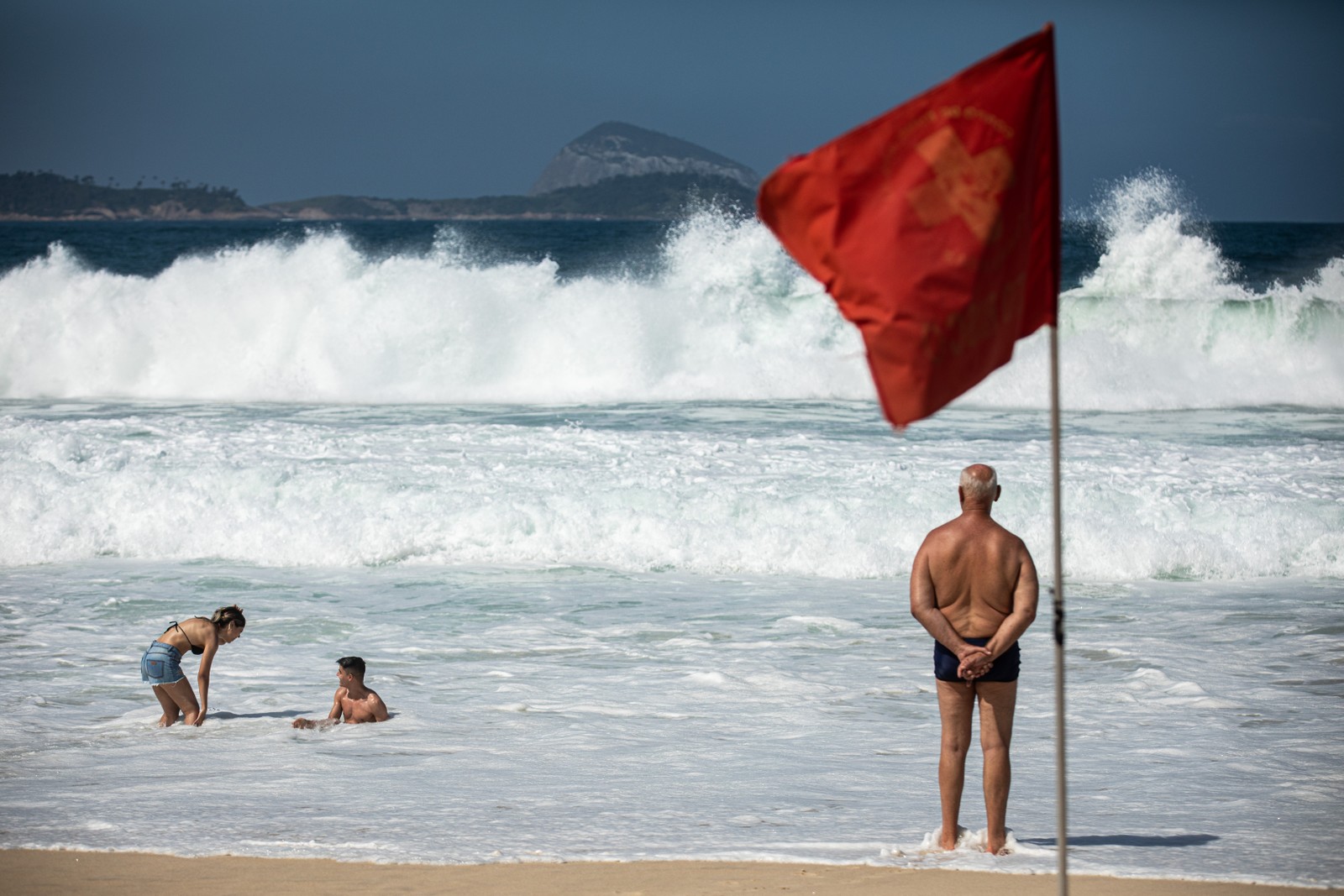 Ressaca na orla do Leblon.  — Foto: Hermes de Paula / Agência O Globo