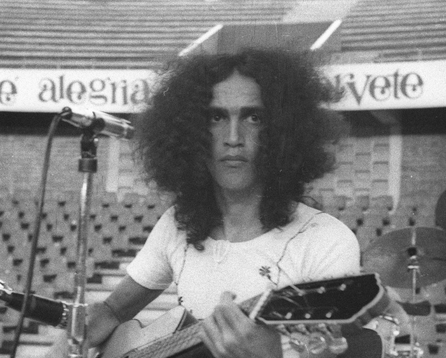 Caetano Veloso em 1972, já de volta do exílio