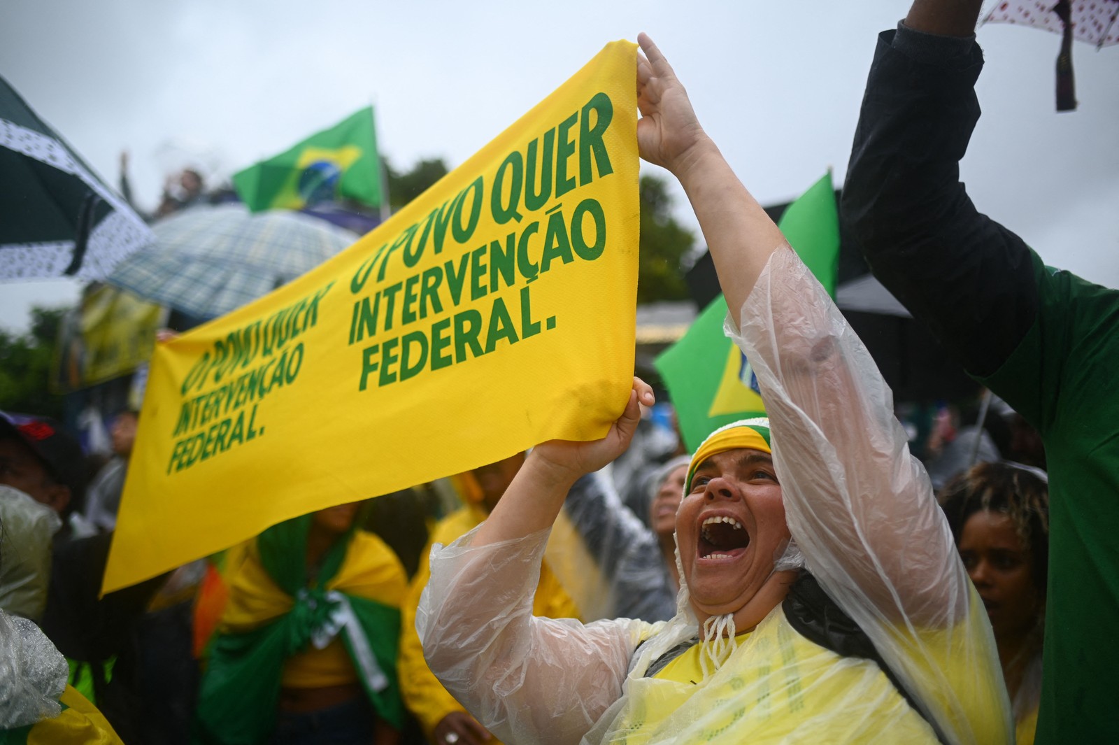 Apoiador do presidente Jair Bolsonaro participa de protesto para pedir intervenção federal no centro do Rio de Janeiro. — Foto:  Andre Borges / AFP