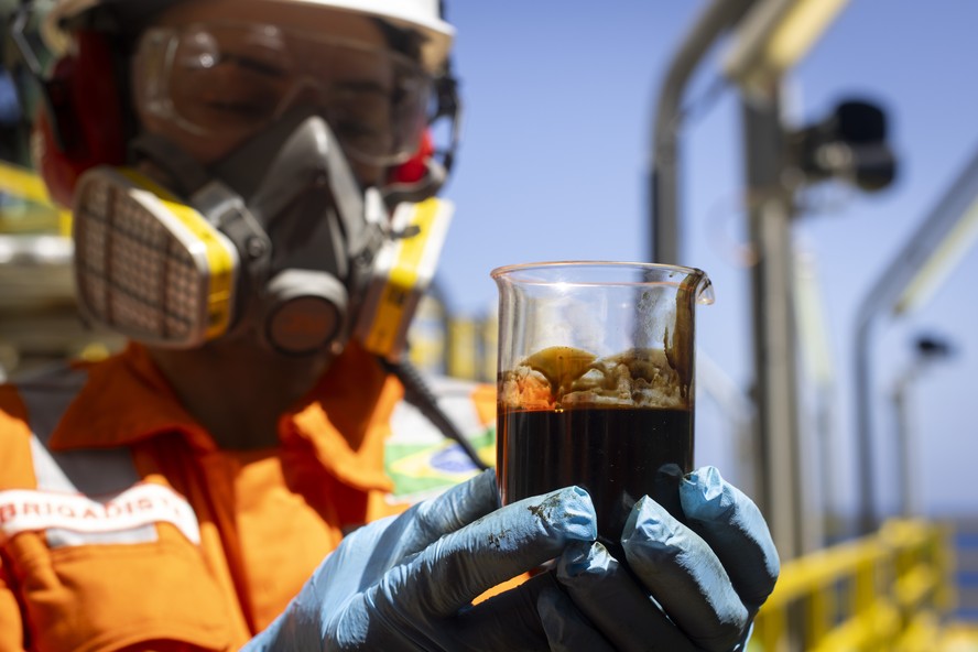 Petroleira analisa amostra de óleo cru em plataforma da Petrobras