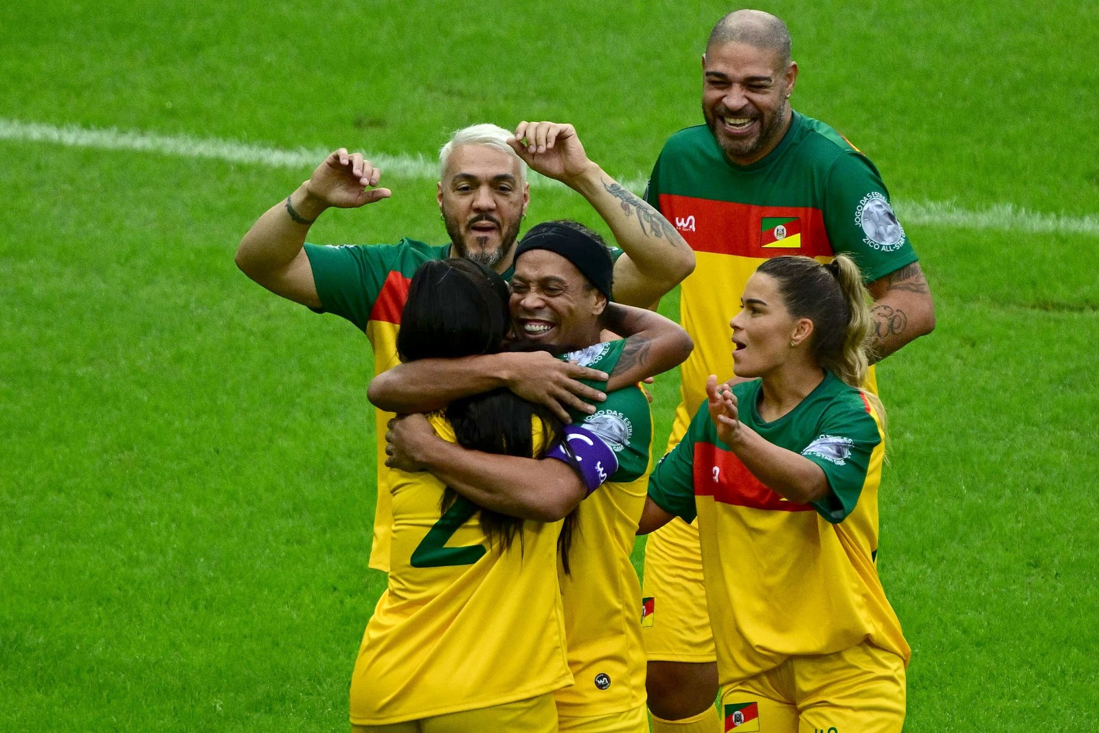 Ronaldinho celebra gol marcado no 'Futebol Solidário' — Foto: Pablo PORCIUNCULA / AFP