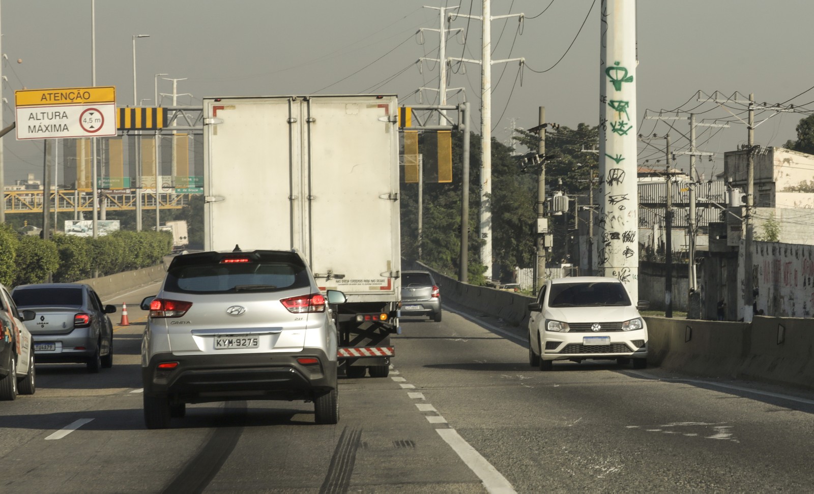 Gol branco é flagrado na contramão na Linha Amarela — Foto: Gabriel de Paiva / Agência O Globo