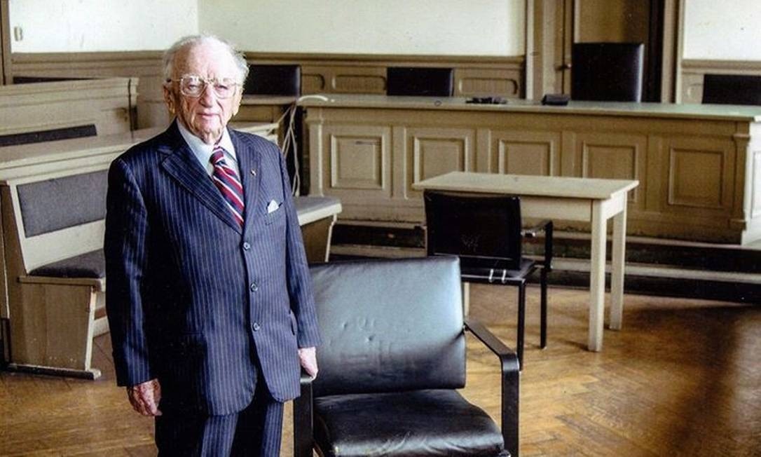 Benjamin Ferencz, na sala onde ocorreu o julgamento de Nuremberg do qual foi procurador-chefe — Foto: Reprodução