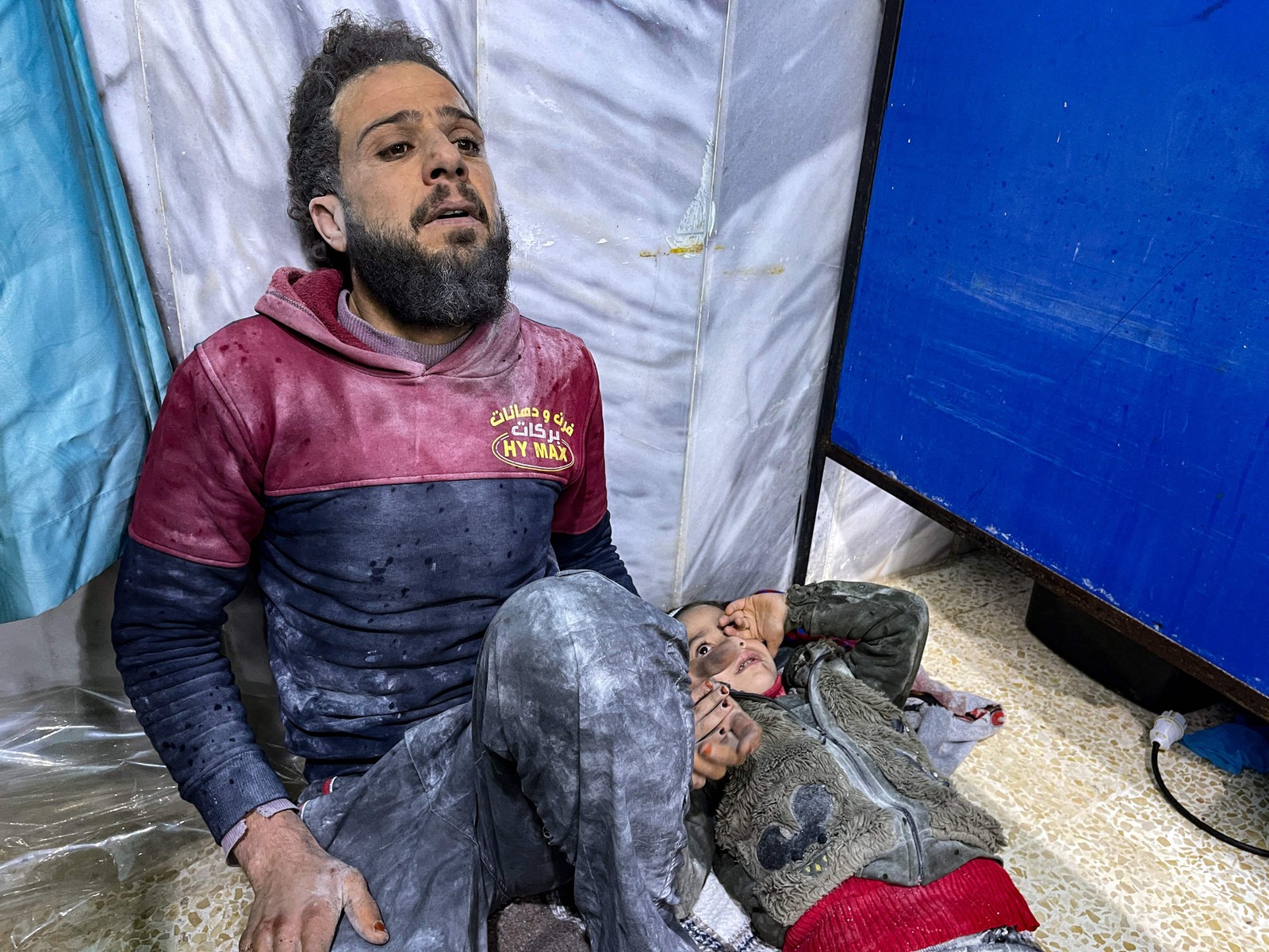 Ferido aguarda tratamento na ala de emergência do hospital Bab al-Hawa, norte da província de Idlib — Foto: Aaref WATAD / AFP