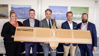 Autoridades australianas e representantes da Sypaq posam com um drone modelo Corvo — Foto: Reprodução