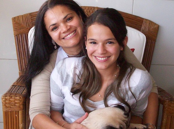 Bruna Marquezine e a mãe, Neide, em foto de 2009