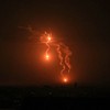 Sinalizadores israelenses iluminam a noite sobre Khan Younis, no sul de Gaza - Said Khatib / AFP