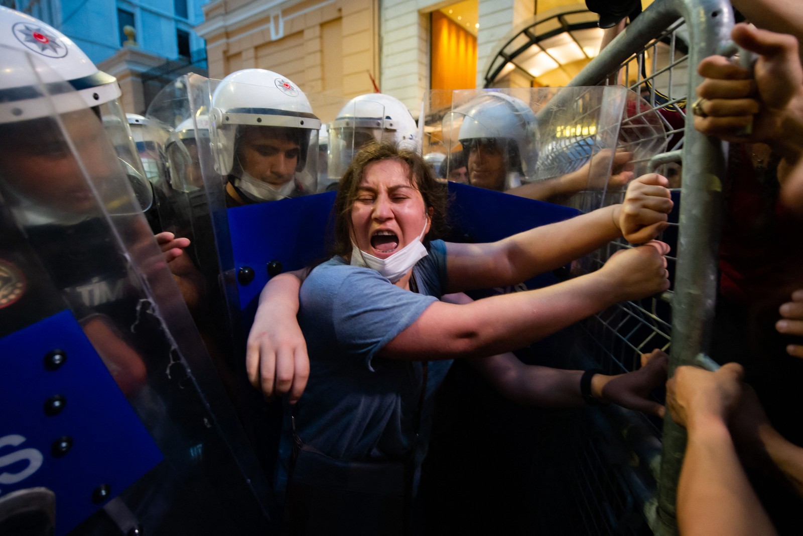 Mulheres entram em confronto com a polícia turca enquanto protestam contra a decisão da do governo de se retirar da Convenção de Istambul, um tratado de combate ao feminicídio e à violência domésticaAFP
