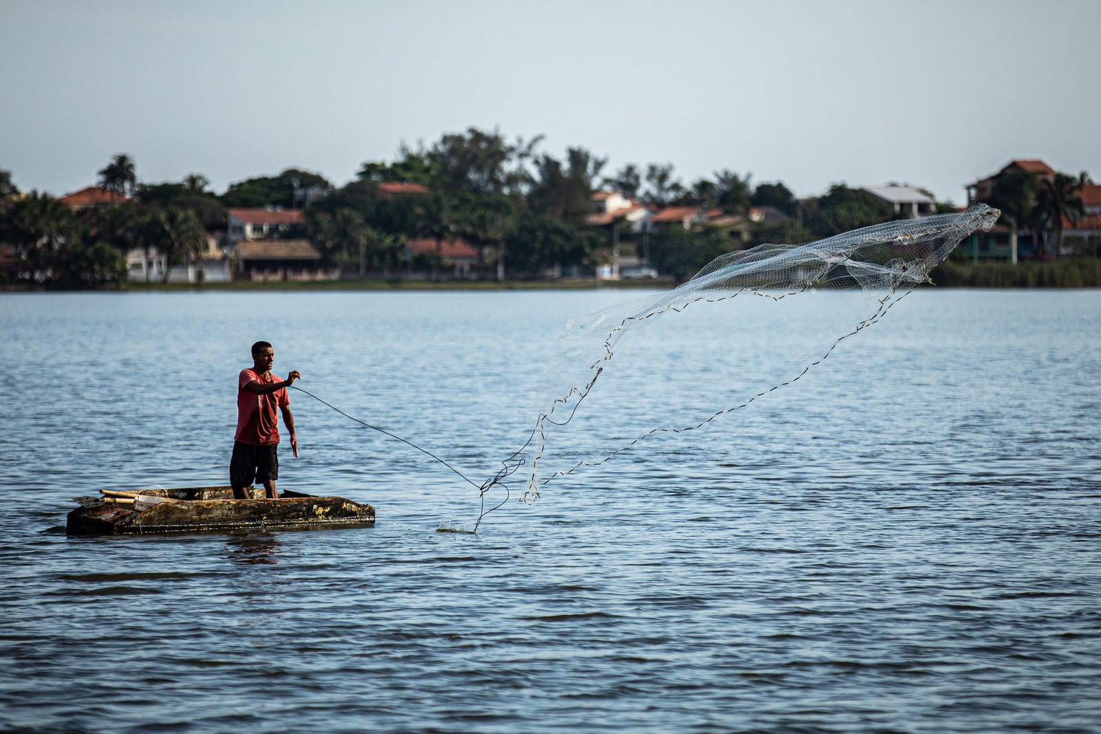 Pesca é uma das atividades tradicionais na Lagoa de Saquarema, na Região dos Lagos — Foto: Hermes de Paula / Agência O Globo