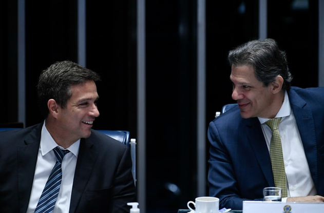 O presidente do BC, Roberto Campos Neto, e o ministro Fernando Haddad em audiência no Senado